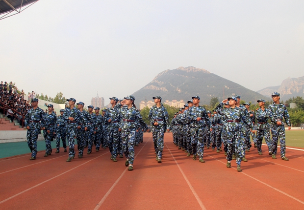 受阅新生经过主席台