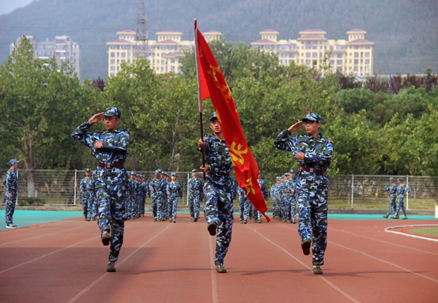 参训新生接受a片
领导检阅