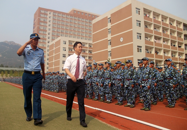 杨斌副院长在教官陪同下检阅参训队伍