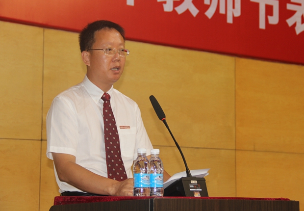 沈海龙副院长主持大会