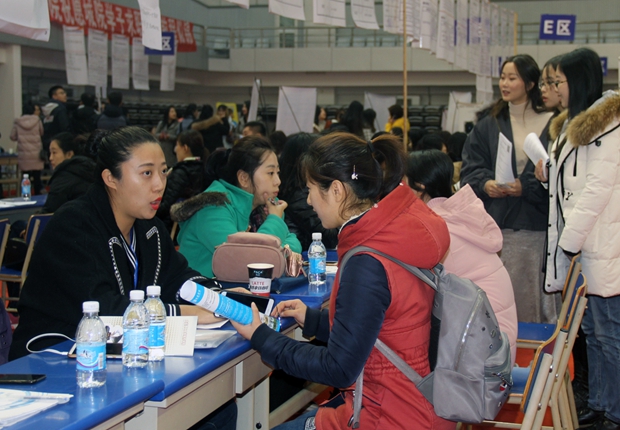 毕业生与用人单位洽谈