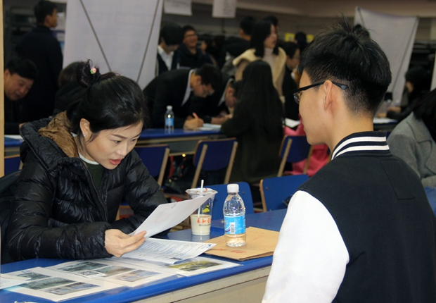 招聘方认真查看学生资料