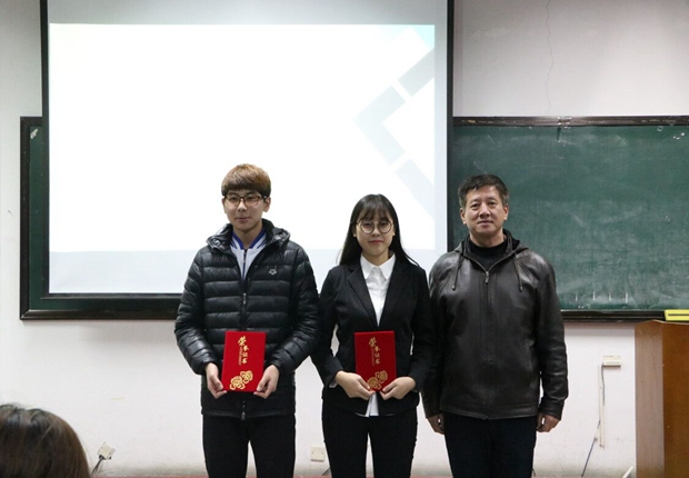 获奖团队成员合影留念