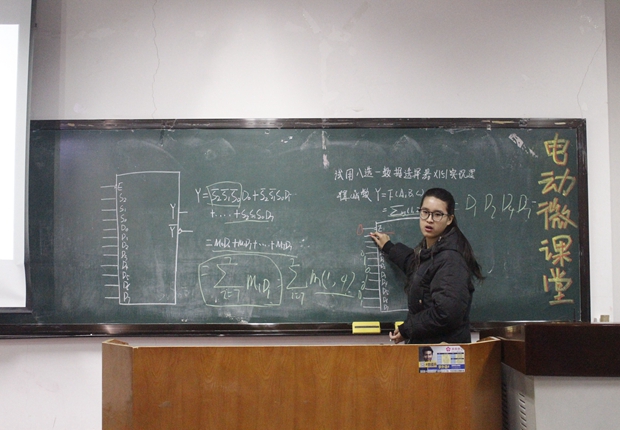 “小先生”正在授课