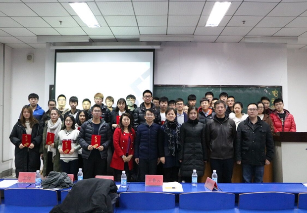 参赛队员与老师合影