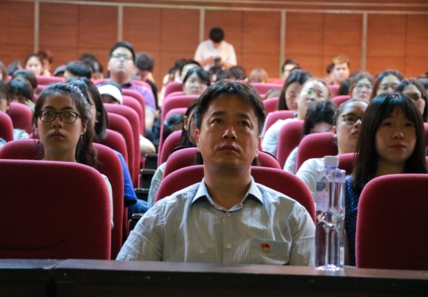 党委副书记兼副院长杨斌和200多名师生参加活动