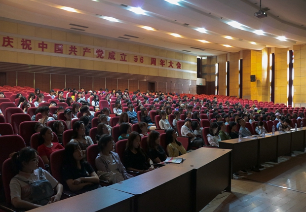 与会师生认真聆听