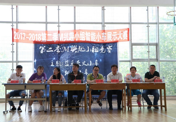 评委们在观看比赛