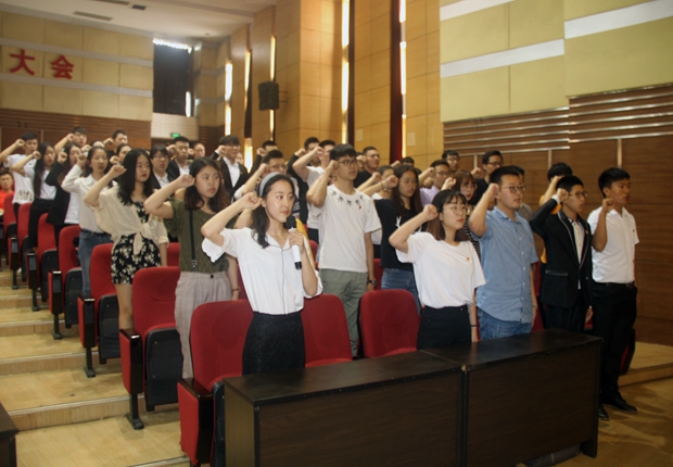 新党员庄严宣誓