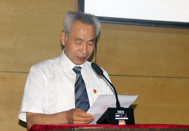 匡国柱院长宣读表彰决定