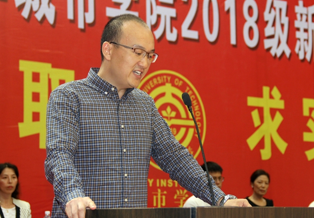 教师代表谢印庆发言