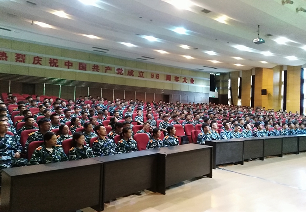 同学们认真聆听