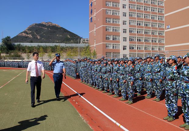 杨斌副院长检阅新生受阅方队