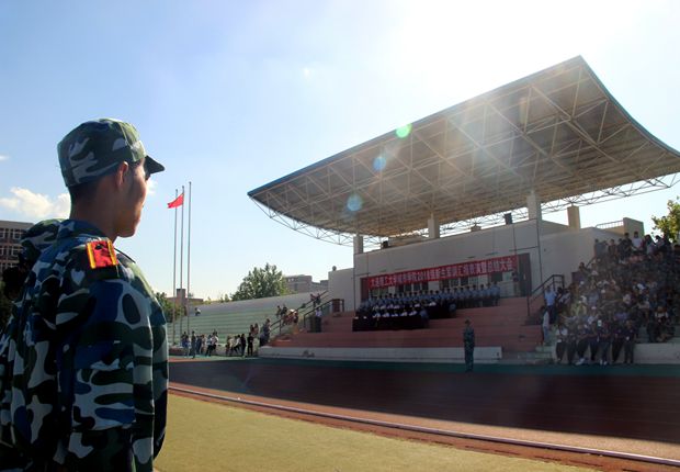 我院举行2018级新生军训汇报表演暨总结大会