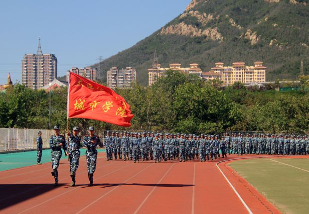 朝气蓬勃的新生受阅方队