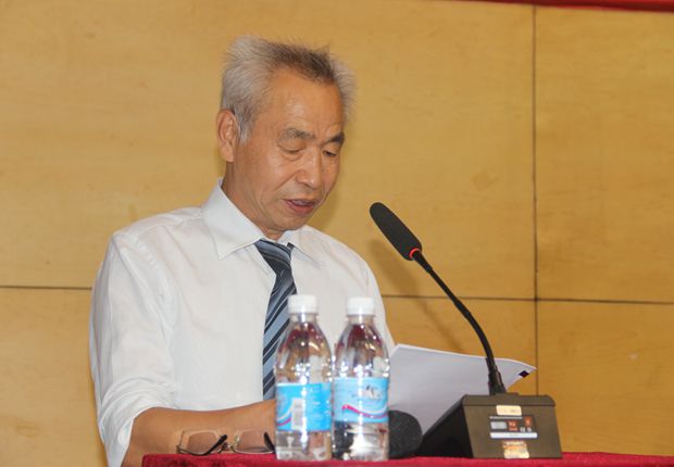 匡国柱院长宣读表彰决定和受表彰名单