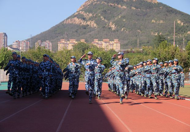 受阅新生方队正步通过检阅台