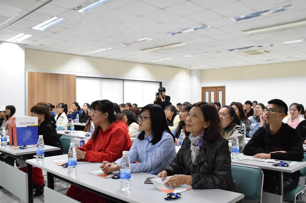 师生聆听企业情况介绍