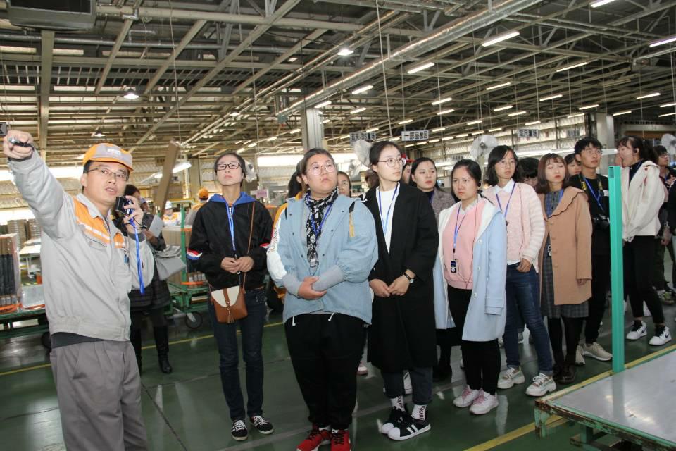 参观生产车间