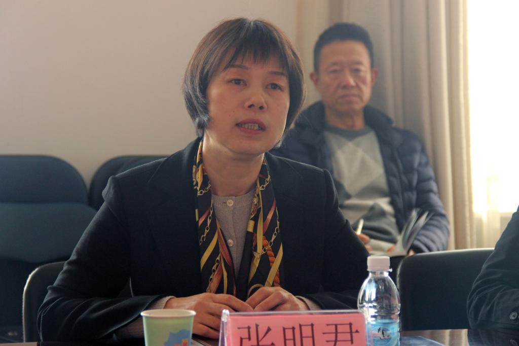 张明君副院长向客人介绍a片概况