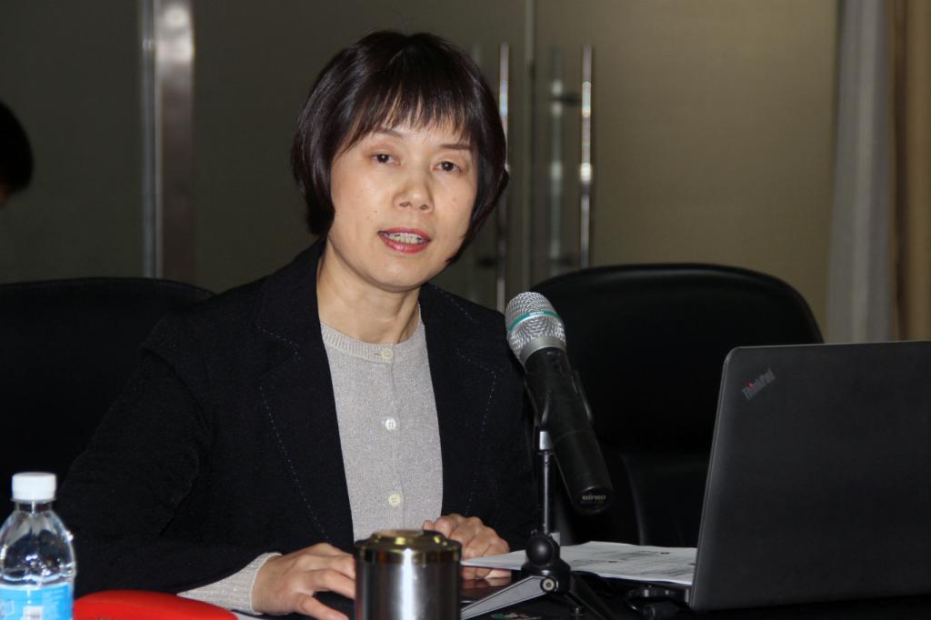 张明君副院长宣读教育教学研讨的指导意见