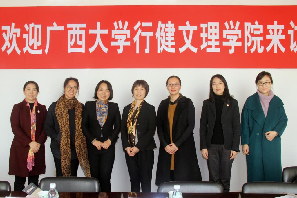 双方人员合影留念