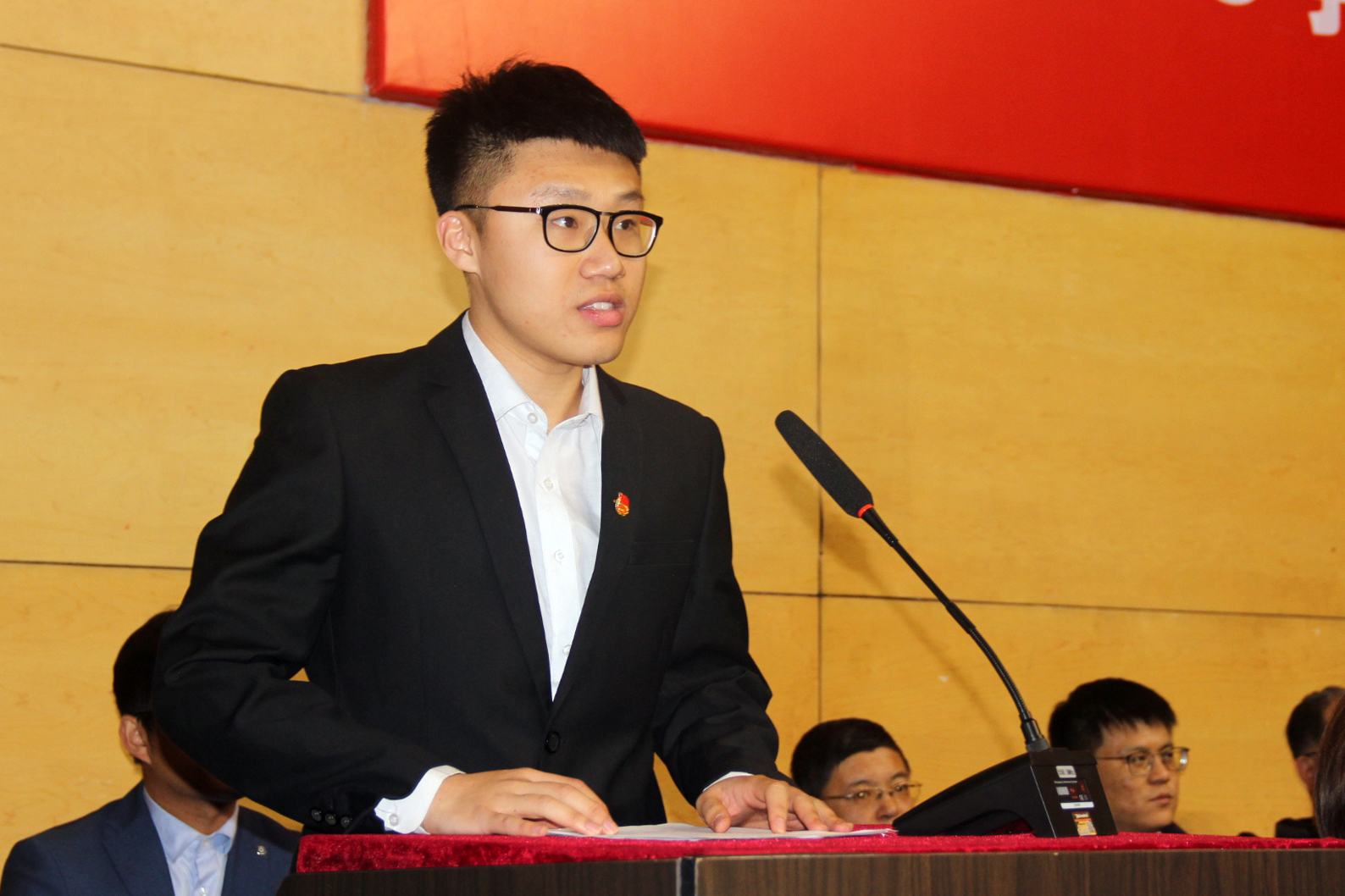 获奖学生代表陈垟发言