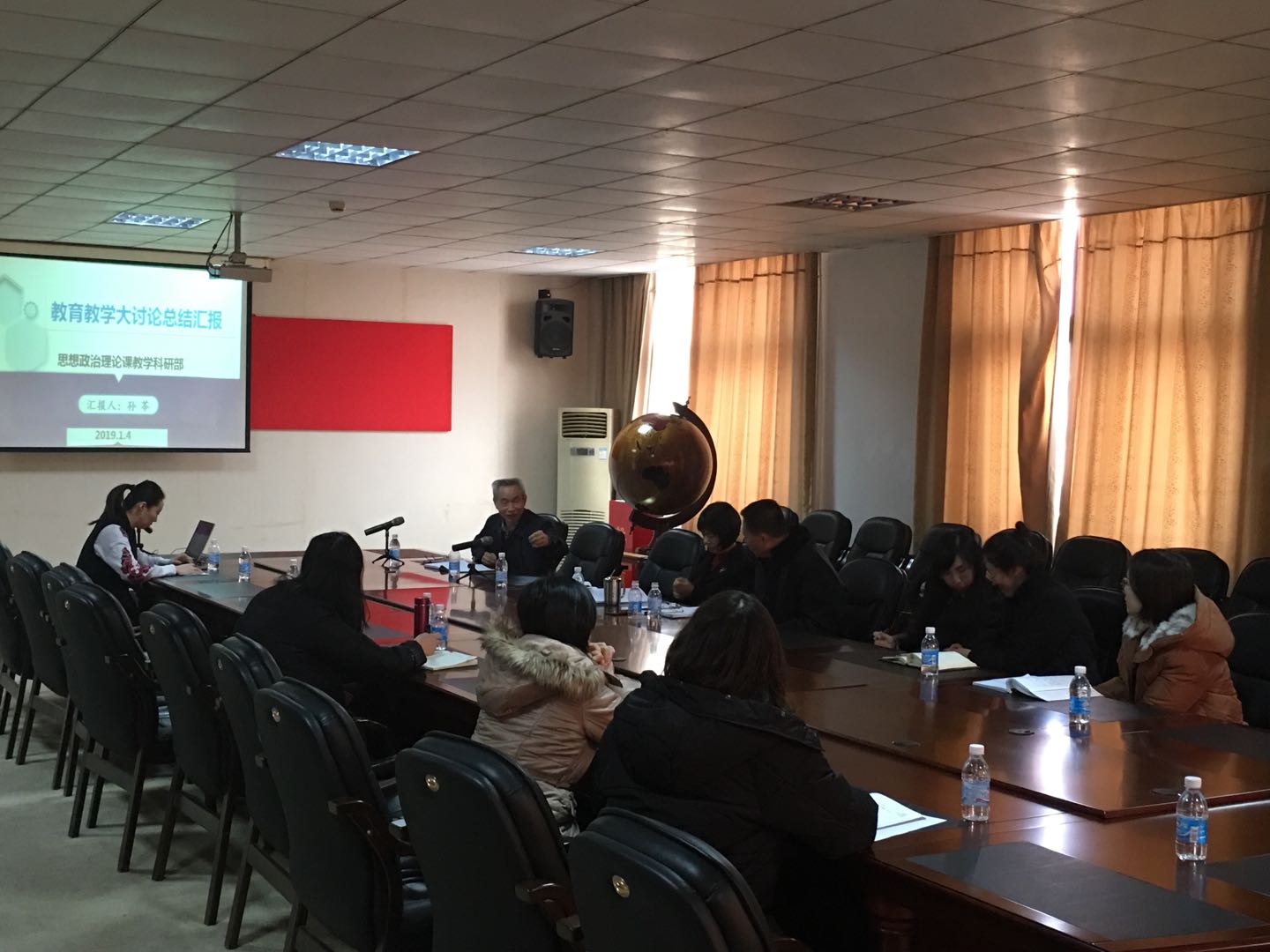 各教学单位负责人分别向a片
汇报