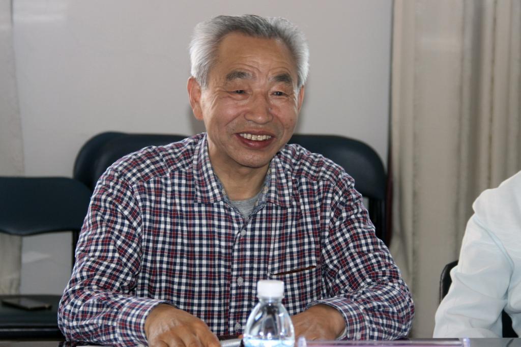 匡国柱院长向客人介绍情况