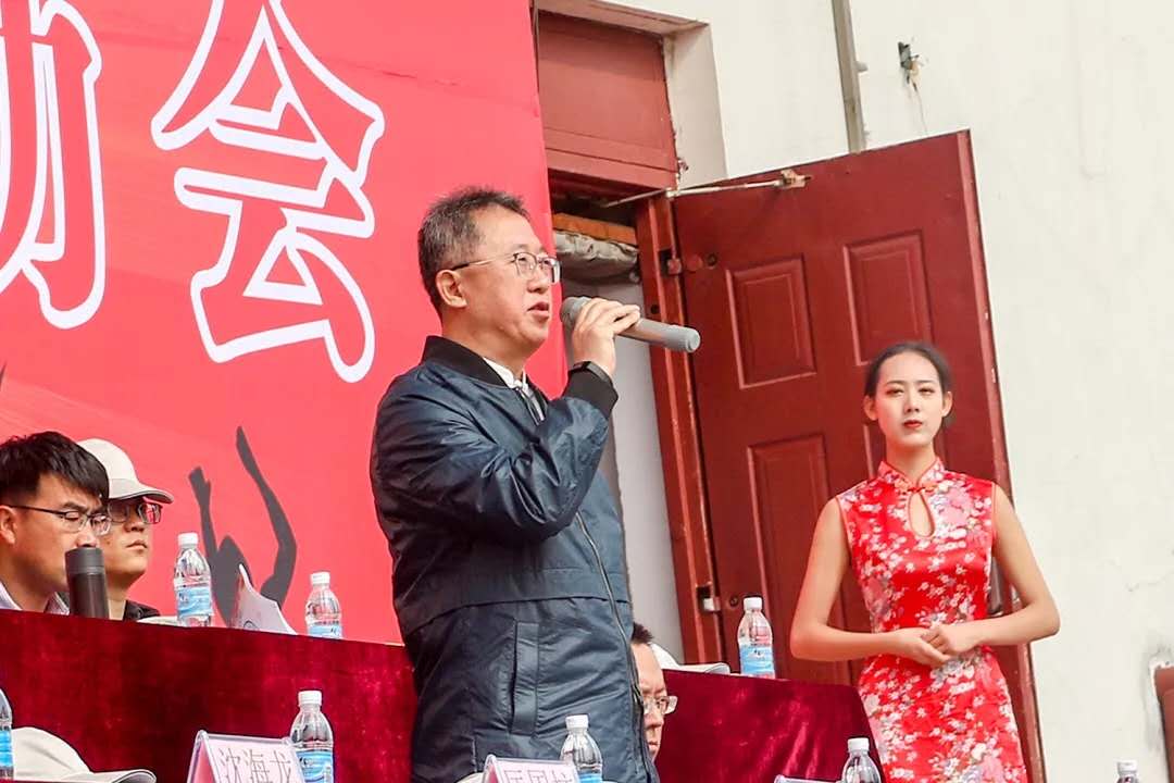 郭玉铸书记宣布运动会开幕