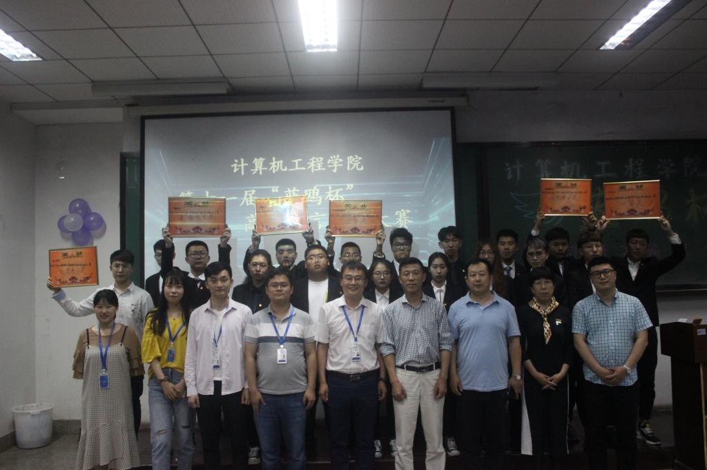 评委及与会老师与选手合影留念