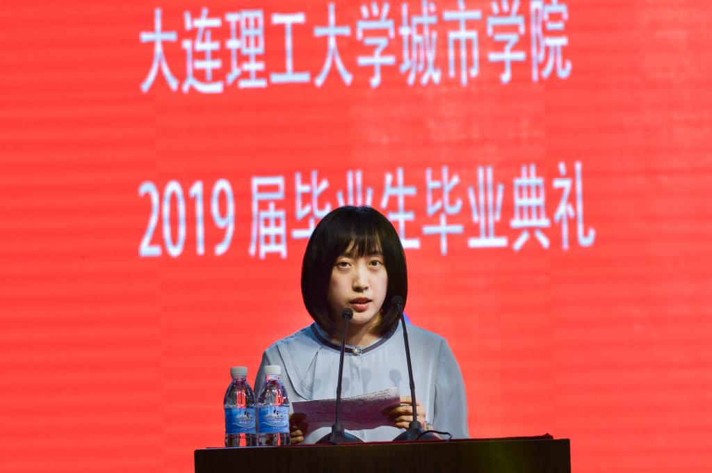 教师代表刘冬梅发言