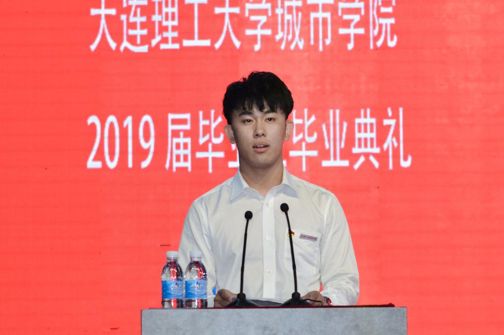 在校生代表宿崇浩发言