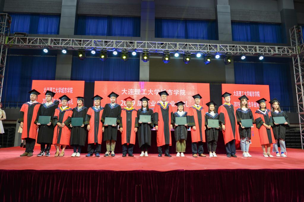 a片
领导、分院领导向毕业生代表颁发学位证书