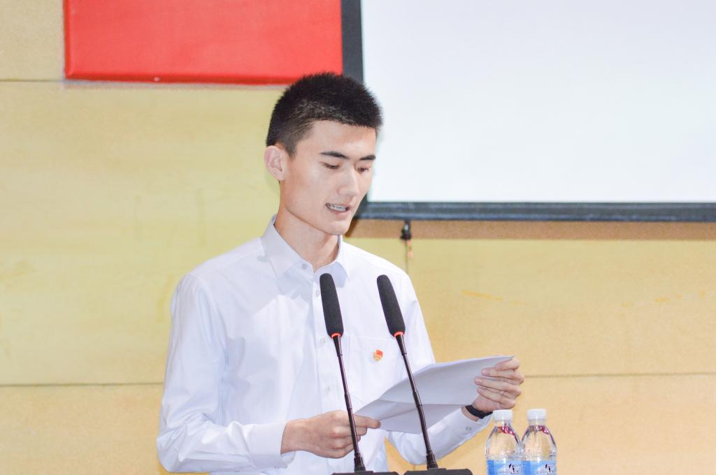 入党积极分子代表王鹏发言