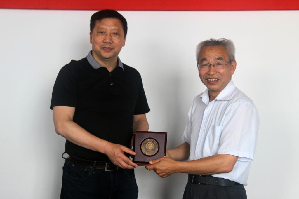 匡院长向客人赠送纪念品