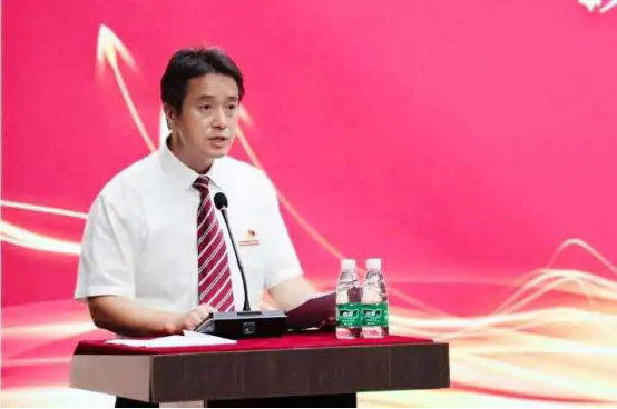 主持行政工作的党委副书记兼副院长杨斌宣读表彰决定